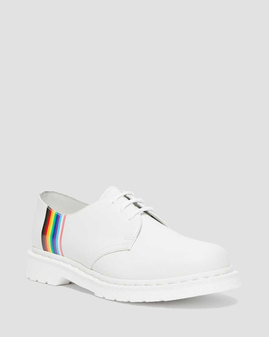 White dr martens hot sale shoes womens